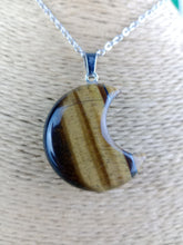 Cargar imagen en el visor de la galería, Colgante Luna Ojo de Tigre Mod 5
