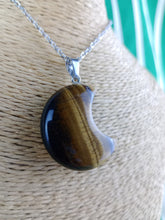 Cargar imagen en el visor de la galería, Colgante Luna Ojo de Tigre Mod 5
