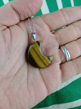 Cargar imagen en el visor de la galería, Colgante Luna Ojo de Tigre Mod 5
