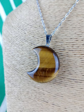 Cargar imagen en el visor de la galería, Colgante Luna Ojo de Tigre Mod 6
