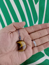 Cargar imagen en el visor de la galería, Colgante Luna Ojo de Tigre Mod 6
