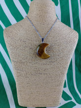 Cargar imagen en el visor de la galería, Colgante Luna Ojo de Tigre Mod 7
