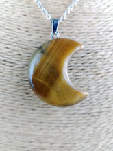 Cargar imagen en el visor de la galería, Colgante Luna Ojo de Tigre Mod 7
