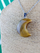 Cargar imagen en el visor de la galería, Colgante Luna Ojo de Tigre Mod 7
