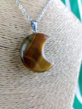 Cargar imagen en el visor de la galería, Colgante Luna Ojo de Tigre Mod 7
