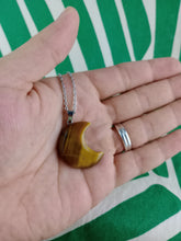 Cargar imagen en el visor de la galería, Colgante Luna Ojo de Tigre Mod 7
