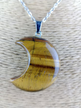 Cargar imagen en el visor de la galería, Colgante Luna Ojo de Tigre Mod 8
