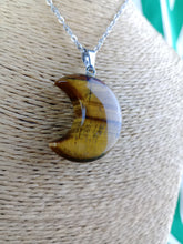 Cargar imagen en el visor de la galería, Colgante Luna Ojo de Tigre Mod 8
