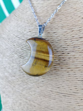 Cargar imagen en el visor de la galería, Colgante Luna Ojo de Tigre Mod 8
