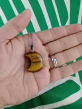 Cargar imagen en el visor de la galería, Colgante Luna Ojo de Tigre Mod 8
