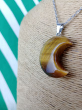 Cargar imagen en el visor de la galería, Colgante Luna Ojo de Tigre Mod 9
