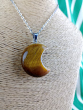 Cargar imagen en el visor de la galería, Colgante Luna Ojo de Tigre Mod 9
