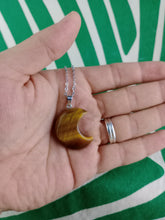Cargar imagen en el visor de la galería, Colgante Luna Ojo de Tigre Mod 9

