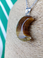 Cargar imagen en el visor de la galería, Colgante Luna Ojo de Tigre Mod 10
