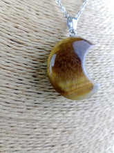 Cargar imagen en el visor de la galería, Colgante Luna Ojo de Tigre Mod 10
