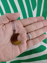 Cargar imagen en el visor de la galería, Colgante Luna Ojo de Tigre Mod 10
