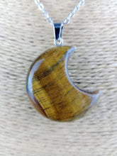 Cargar imagen en el visor de la galería, Colgante Luna Ojo de Tigre Mod 11
