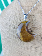 Cargar imagen en el visor de la galería, Colgante Luna Ojo de Tigre Mod 11
