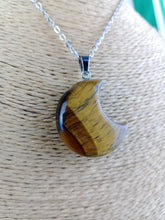 Cargar imagen en el visor de la galería, Colgante Luna Ojo de Tigre Mod 11
