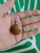 Cargar imagen en el visor de la galería, Colgante Luna Ojo de Tigre Mod 11
