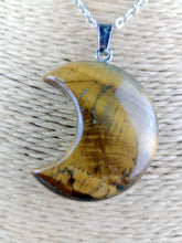 Cargar imagen en el visor de la galería, Colgante Luna Ojo de Tigre Mod 12
