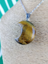 Cargar imagen en el visor de la galería, Colgante Luna Ojo de Tigre Mod 12
