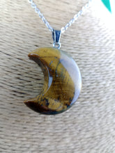 Cargar imagen en el visor de la galería, Colgante Luna Ojo de Tigre Mod 12
