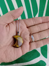 Cargar imagen en el visor de la galería, Colgante Luna Ojo de Tigre Mod 12
