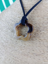 Cargar imagen en el visor de la galería, Colgante Flor Ojo de Tigre
