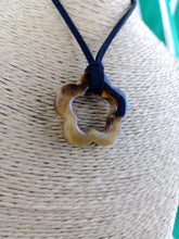 Cargar imagen en el visor de la galería, Colgante Flor Ojo de Tigre
