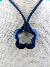 Cargar imagen en el visor de la galería, Colgante Flor Obsidiana Negra
