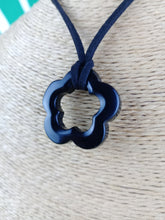 Cargar imagen en el visor de la galería, Colgante Flor Obsidiana Negra
