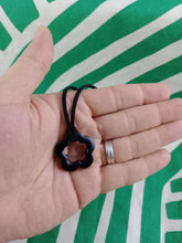 Cargar imagen en el visor de la galería, Colgante Flor Obsidiana Negra
