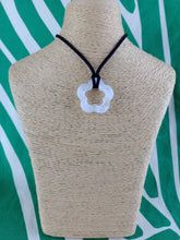 Cargar imagen en el visor de la galería, Colgante Flor Cuarzo Rosa
