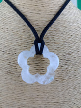 Cargar imagen en el visor de la galería, Colgante Flor Cuarzo Rosa
