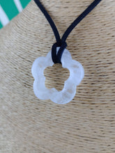 Cargar imagen en el visor de la galería, Colgante Flor Cuarzo Rosa
