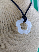 Cargar imagen en el visor de la galería, Colgante Flor Cuarzo Rosa
