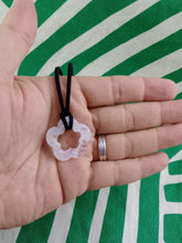 Cargar imagen en el visor de la galería, Colgante Flor Cuarzo Rosa
