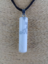 Cargar imagen en el visor de la galería, Colgante Cilíndrico Howlita Mod 3
