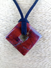 Cargar imagen en el visor de la galería, Colgante Rombo Jaspe Rojo Mod. 1
