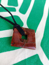 Cargar imagen en el visor de la galería, Colgante Rombo Jaspe Rojo Mod. 1
