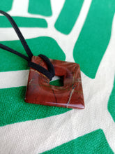 Cargar imagen en el visor de la galería, Colgante Rombo Jaspe Rojo Mod. 1
