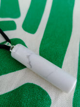 Cargar imagen en el visor de la galería, Colgante Cilíndrico Howlita Mod 4
