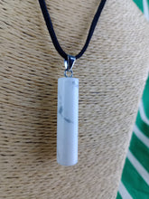 Cargar imagen en el visor de la galería, Colgante Cilíndrico Howlita Mod 1
