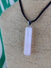 Cargar imagen en el visor de la galería, Colgante Cilindrico Cuarzo Rosa Mod. 2
