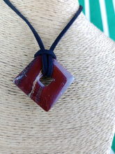 Cargar imagen en el visor de la galería, Colgante Rombo Jaspe Rojo Mod. 7

