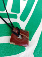 Cargar imagen en el visor de la galería, Colgante Rombo Jaspe Rojo Mod. 7

