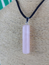 Cargar imagen en el visor de la galería, Colgante Cilindrico Cuarzo Rosa Mod. 1

