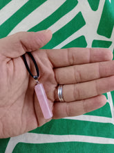 Cargar imagen en el visor de la galería, Colgante Cilindrico Cuarzo Rosa Mod. 1

