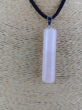 Cargar imagen en el visor de la galería, Colgante Cilindrico Cuarzo Rosa Mod. 3
